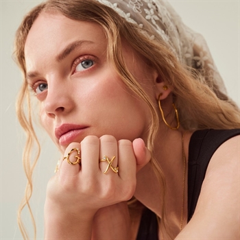 Maanesten - Alphabet Ring aus Vergoldet Silber - G